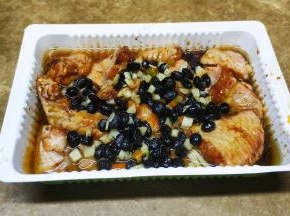 倒入鸡翅里拌均匀