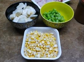 马蹄切片、四季豆切粒、玉米粒洗干净备用