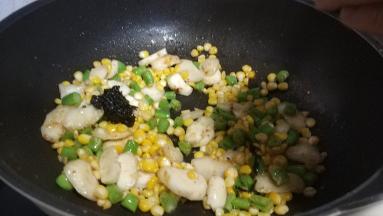 开盖放入马蹄片炒均匀