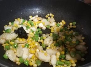 开盖放入马蹄片炒均匀