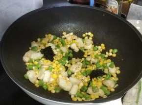 放入盐、橄榄菜