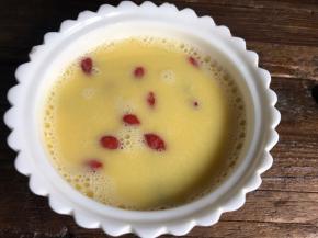 撒入提前洗净的枸杞