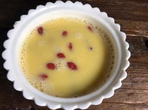 撒入提前洗净的枸杞