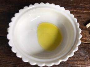 备好蒸碗，滴入少许香油