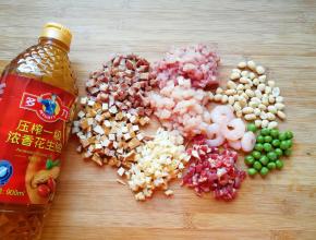 除虾仁外，将其它食材都切成小丁。