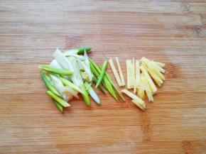 葱姜洗干净切成丝。