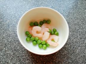 青豆和虾仁加入少许淀粉和多力浓香花生油腌制一会儿。