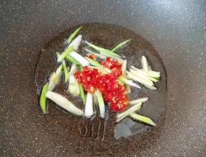 炒锅内倒适量的多力浓香花生油烧热，爆香葱姜和辣酱。