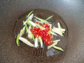 炒锅内倒适量的多力浓香花生油烧热，爆香葱姜和辣酱。