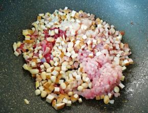 下入准备好的食材进行煸炒。