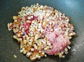 下入准备好的食材进行煸炒。
