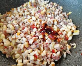 加入海鲜酱翻炒均匀。