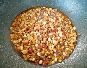 加入老抽、糖和适量水，小火烧开煮2分钟左右。