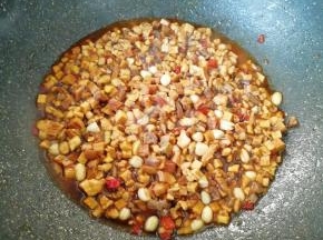 加入老抽、糖和适量水，小火烧开煮2分钟左右。