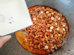 淀粉加入水调成水淀粉勾芡。