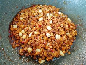 翻炒均匀关火盛出备用。