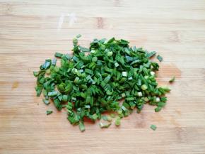 韭菜洗干净切碎。