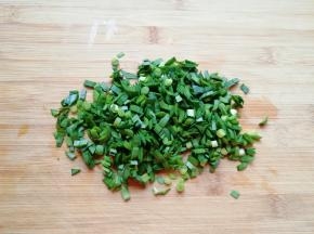 韭菜洗干净切碎。