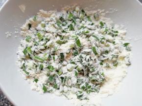 将韭菜碎放入大碗里，加入面粉搅拌均匀。