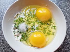 打入两个鸡蛋，放一点点盐搅拌均匀。