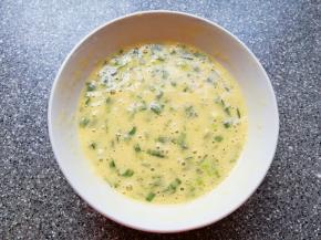 加水搅拌成糊状，静置几分钟。