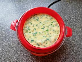 两分钟左右，蛋液凝固以后关掉电源，打开煮蛋器盖子，一个韭菜鸡蛋小饼就做好了，倒扣在盘子里，继续下一个……直到做完剩下的蛋糊。