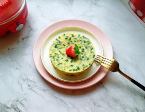 闺女眼巴巴的等着吃。