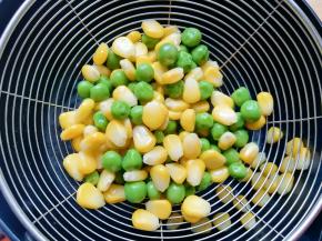 豌豆玉米粒焯熟。