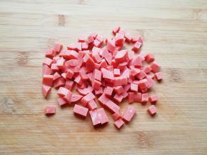 火腿肠切成玉米粒大小的小丁。