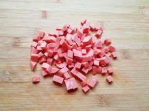 火腿肠切成玉米粒大小的小丁。