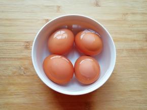 煮熟的鸡蛋过一下凉水，这样比较容易剥掉鸡蛋壳。