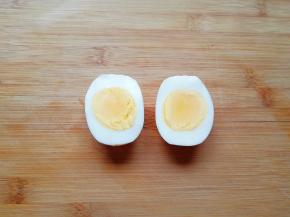 去壳的鸡蛋一切两半，用小勺子挖出蛋黄。