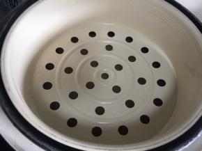 放入电饭煲配套的蒸格