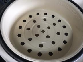 放入电饭煲配套的蒸格