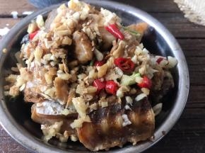 把备好的配料，（除葱花外）均匀的撒在腊鱼上面