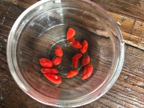 枸杞洗净沥水备用