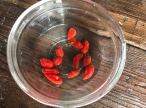 枸杞洗净沥水备用