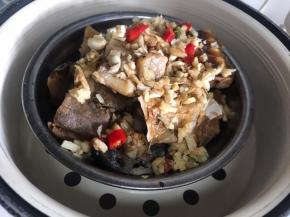 再把装好的腊鱼的碗，放入蒸格中