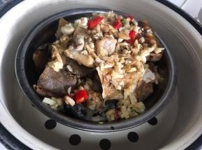 再把装好的腊鱼的碗，放入蒸格中