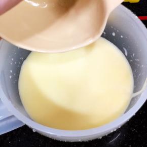 可以将淡奶油打发至6成发加入炼奶继续打一下下，混匀即可。