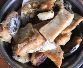 洗净沥干，装入碗中