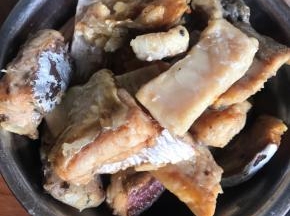 洗净沥干，装入碗中