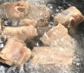 排骨洗净，焯水