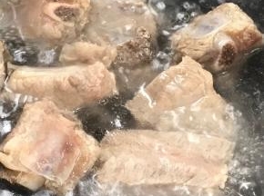 排骨洗净，焯水