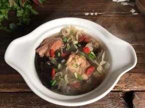 撒上葱花和枸杞，即可食用