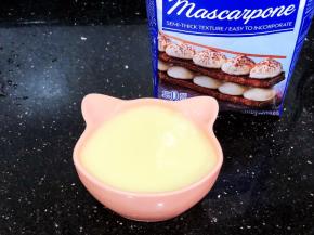 爱尔薇马斯卡波尼干酪120克，这款淡奶油有其独特的香气、口感润滑。如果没有就直接用其他牌子的淡奶油120克