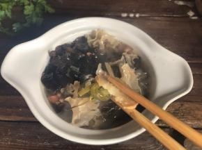 时间到，取出蒸碗，夹出葱结和姜片丢弃