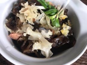 加入盐、葱结、姜片和清水