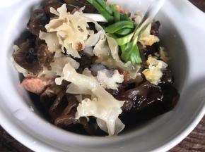 加入盐、葱结、姜片和清水