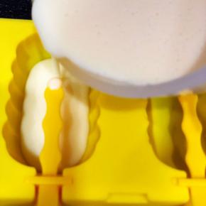 准备好天焙的模具，倒入打发好的液体